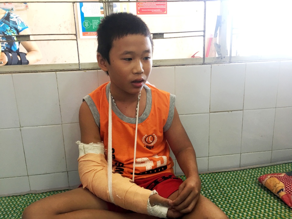 Cướp tiền của cháu bé bán vé số Cướp tiền của cháu bé bán vé số