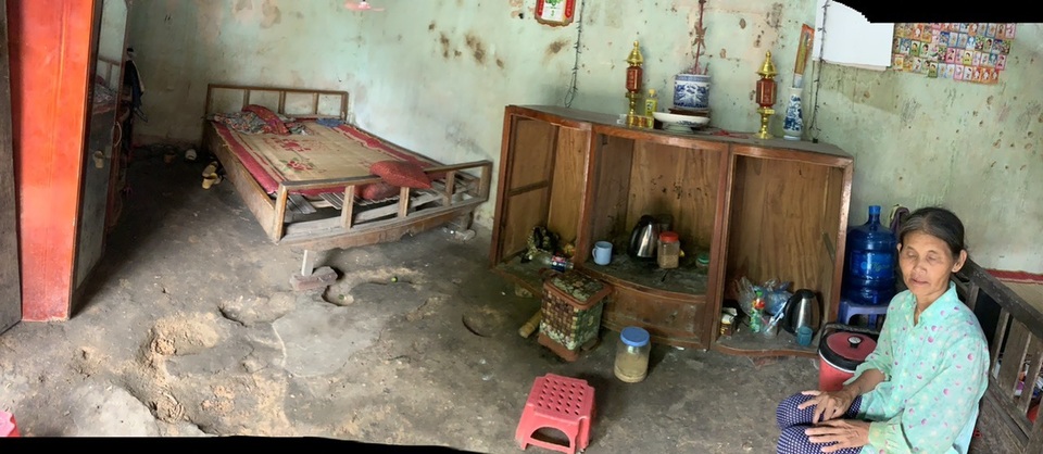 Ngôi nhà sắp sập của cậu bé mồ côi với ông bà ngoại được bạn đọc Dân trí giúp đỡ xây mới - 1 Ngôi nhà sắp sập của cậu bé mồ côi với ông bà ngoại được bạn đọc Dân trí giúp đỡ xây mới - 1