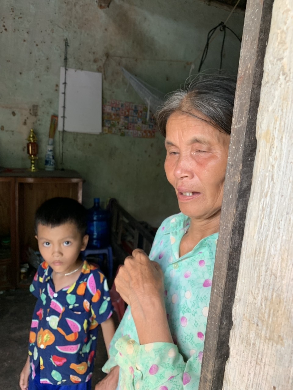 Xót thương cậu bé 6 tuổi cùng ông bà sống nơm nớp trong căn nhà dột nát - 9 Xót thương cậu bé 6 tuổi cùng ông bà sống nơm nớp trong căn nhà dột nát - 9