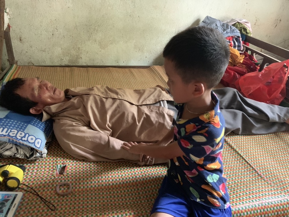 Xót thương cậu bé 6 tuổi cùng ông bà sống nơm nớp trong căn nhà dột nát - 1 Xót thương cậu bé 6 tuổi cùng ông bà sống nơm nớp trong căn nhà dột nát - 1