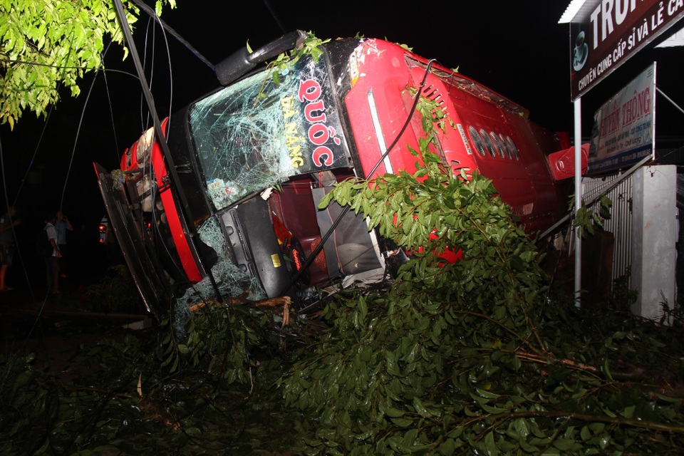 Lật xe khách, 1 người tử vong, nhiều người bị thương - 1 Lật xe khách, 1 người tử vong, nhiều người bị thương - 1