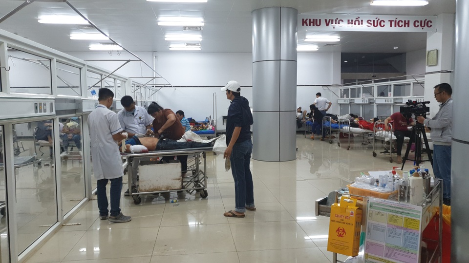 Lật xe khách, 1 người tử vong, nhiều người bị thương - 4 Lật xe khách, 1 người tử vong, nhiều người bị thương - 4