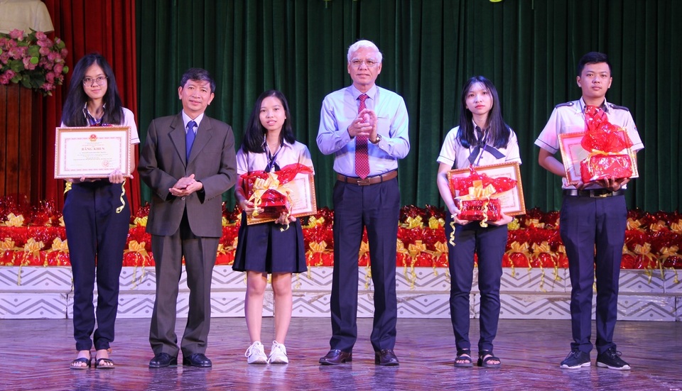 Phú Yên: Tuyên dương, khen thưởng 175 học sinh xuất sắc - 1 Phú Yên: Tuyên dương, khen thưởng 175 học sinh xuất sắc - 1