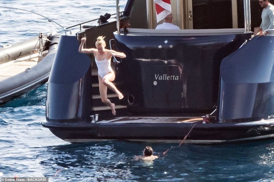 Sophie Turner khoe dáng thon trong kỳ trăng mật - 3 Sophie Turner khoe dáng thon trong kỳ trăng mật - 3