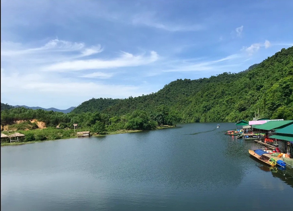 Ngược dòng con sông đánh lừa mắt người nhìn - 1 Ngược dòng con sông đánh lừa mắt người nhìn - 1