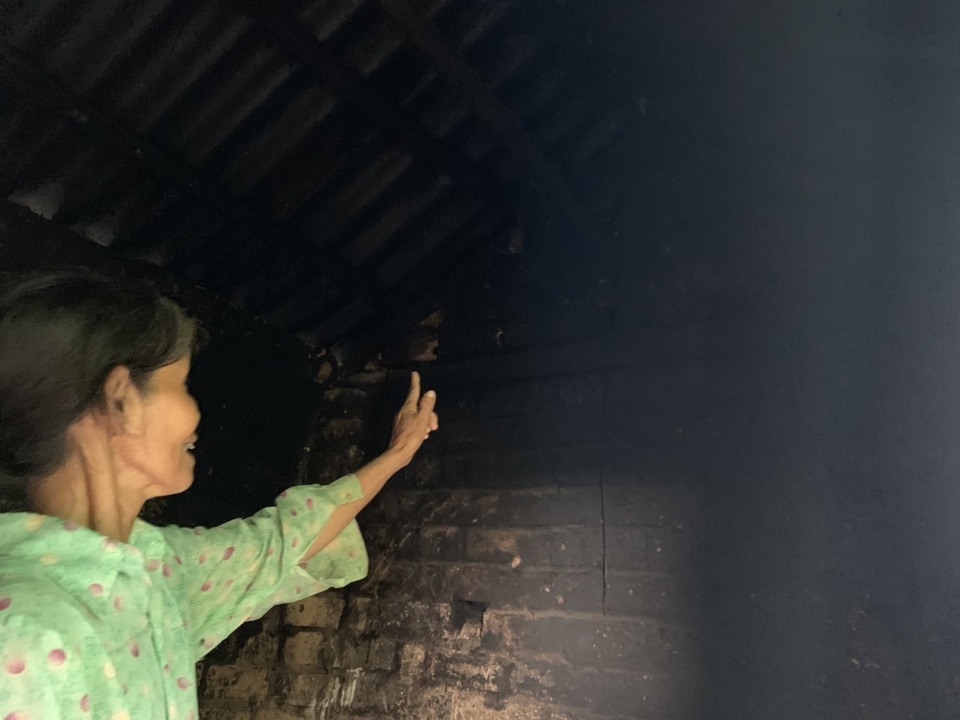 Xót thương cậu bé 6 tuổi cùng ông bà sống nơm nớp trong căn nhà dột nát - 12 Xót thương cậu bé 6 tuổi cùng ông bà sống nơm nớp trong căn nhà dột nát - 12