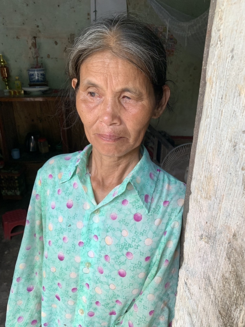 Xót thương cậu bé 6 tuổi cùng ông bà sống nơm nớp trong căn nhà dột nát - 8 Xót thương cậu bé 6 tuổi cùng ông bà sống nơm nớp trong căn nhà dột nát - 8