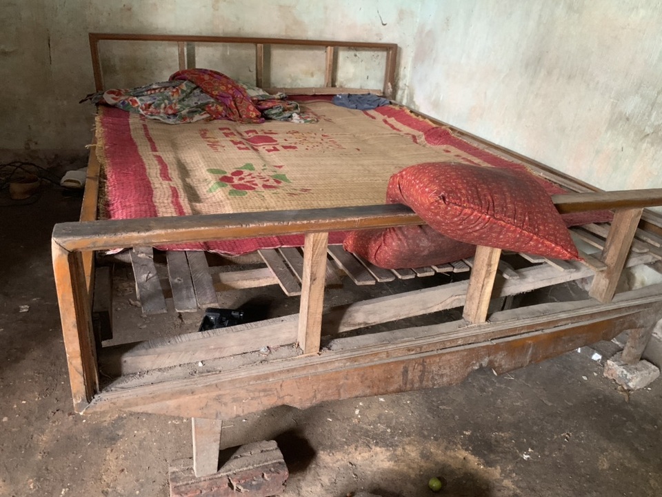 Xót thương cậu bé 6 tuổi cùng ông bà sống nơm nớp trong căn nhà dột nát - 6 Xót thương cậu bé 6 tuổi cùng ông bà sống nơm nớp trong căn nhà dột nát - 6