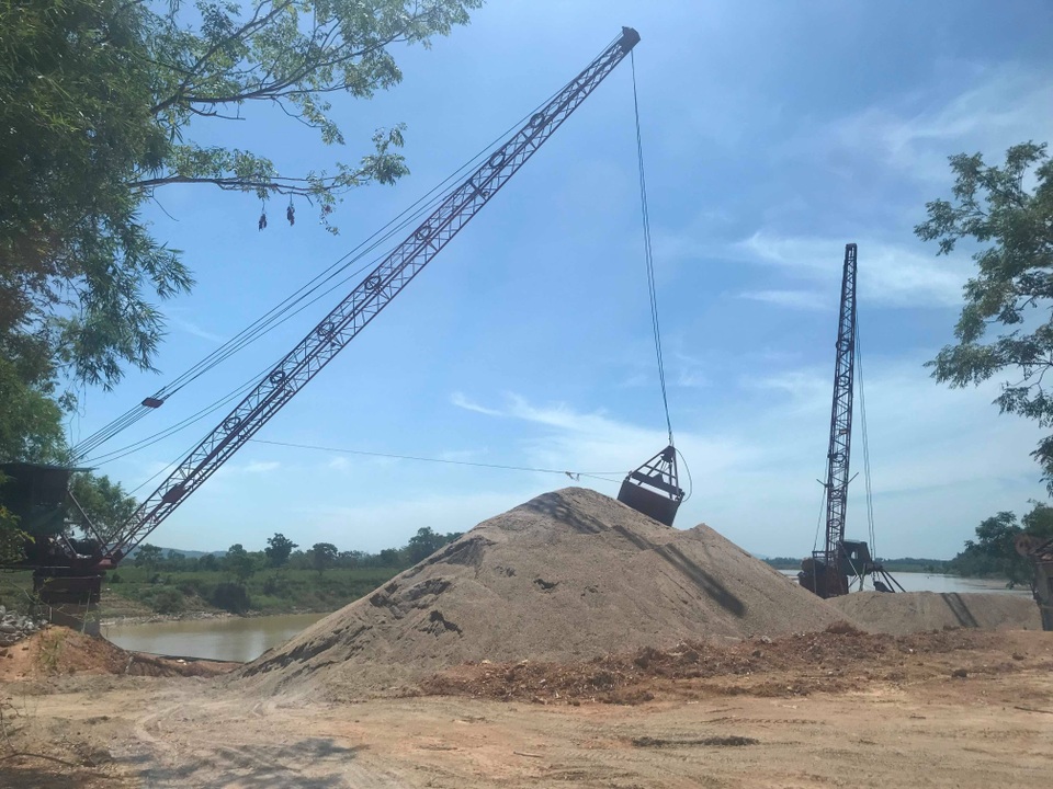 Báo động tình trạng bến tập kết cát sỏi trái phép đe doạ dòng sông Lam! - 1 Báo động tình trạng bến tập kết cát sỏi trái phép đe doạ dòng sông Lam! - 1