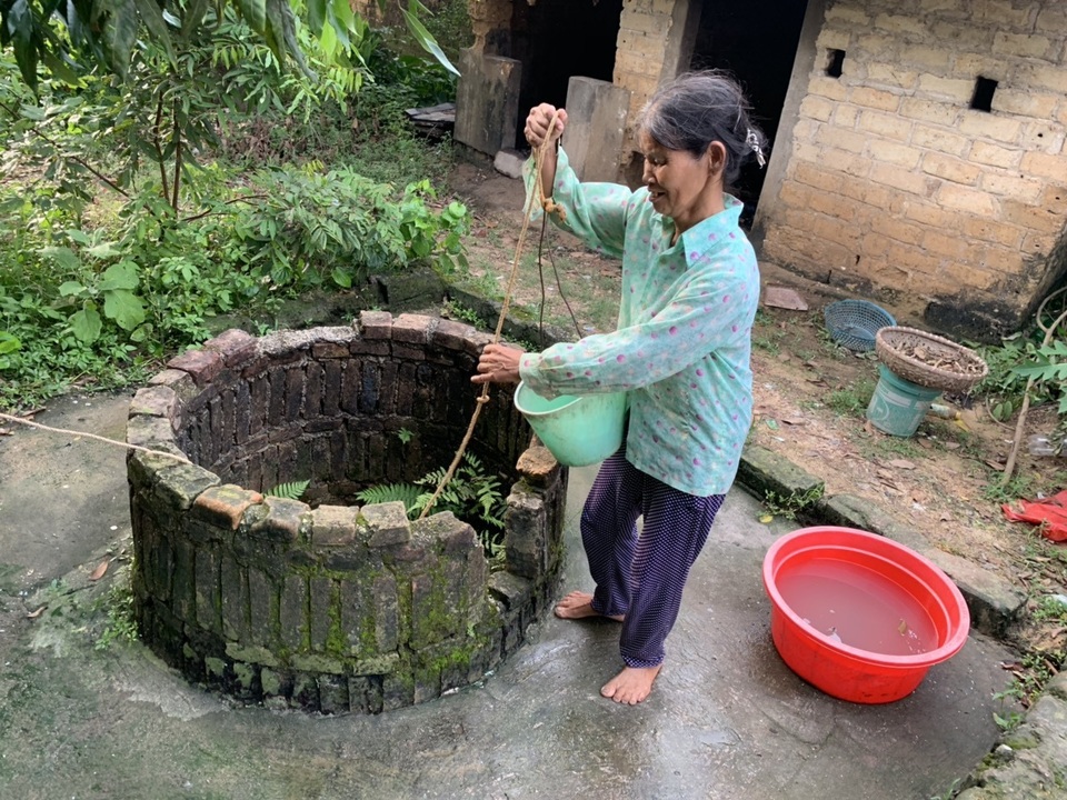 Xót thương cậu bé 6 tuổi cùng ông bà sống nơm nớp trong căn nhà dột nát - 11 Xót thương cậu bé 6 tuổi cùng ông bà sống nơm nớp trong căn nhà dột nát - 11