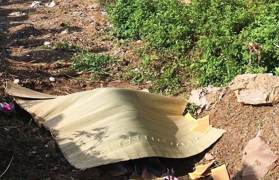 Tá hỏa phát hiện nam thanh niên tử vong cạnh xe máy ở khu đất trống - 1