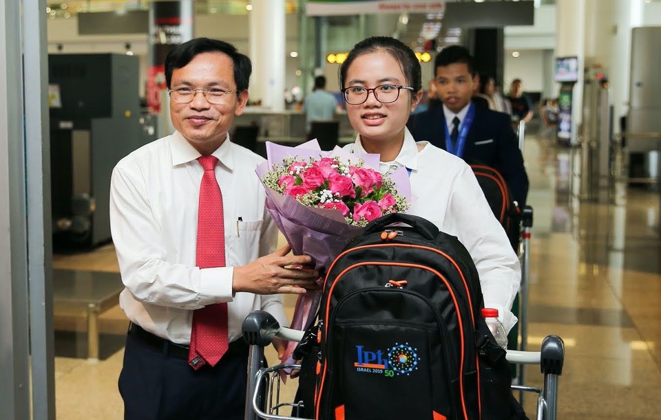 Ngập tràn cờ, hoa đón học sinh dự Olympic Vật lý quốc tế thắng lợi trở về - 1 Ngập tràn cờ, hoa đón học sinh dự Olympic Vật lý quốc tế thắng lợi trở về - 1