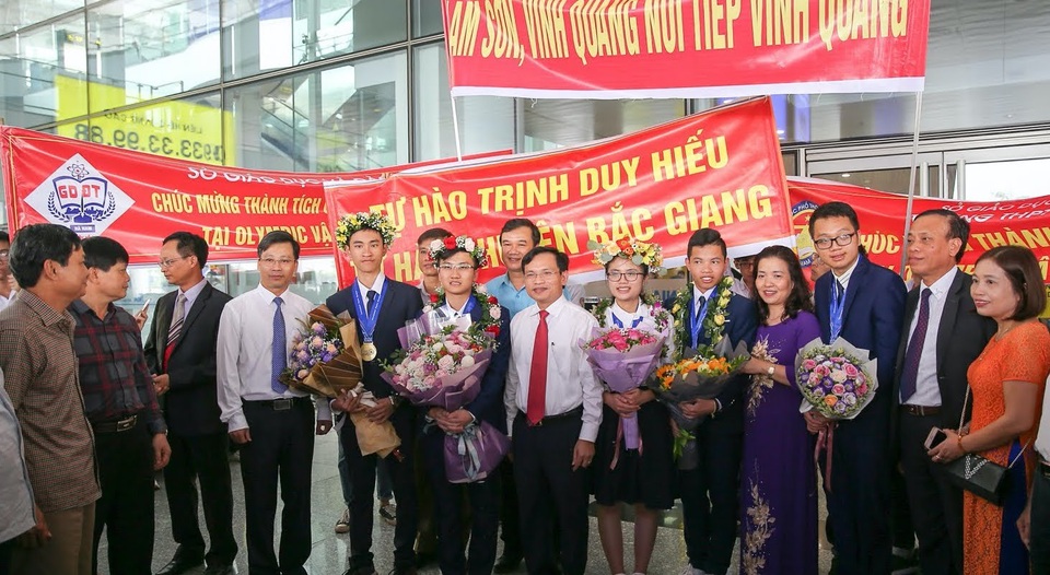 Ngập tràn cờ, hoa đón học sinh dự Olympic Vật lý quốc tế thắng lợi trở về - 2 Ngập tràn cờ, hoa đón học sinh dự Olympic Vật lý quốc tế thắng lợi trở về - 2