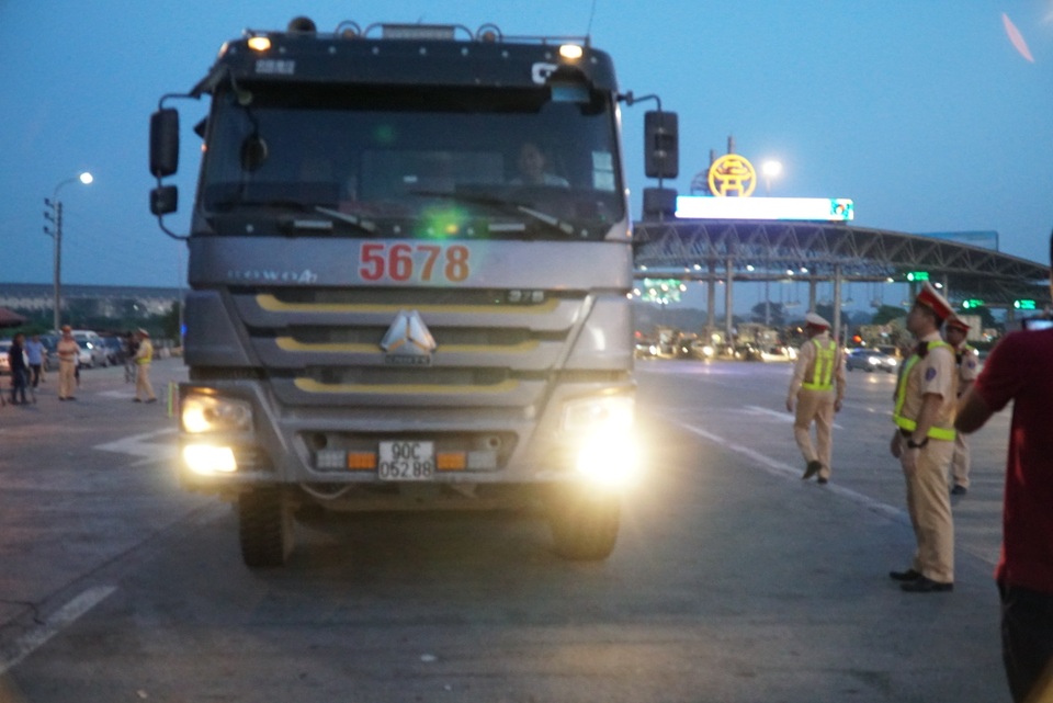 Lái xe tải chống đối, hất văng gậy chỉ huy của CSGT trên cao tốc - 2 Lái xe tải chống đối, hất văng gậy chỉ huy của CSGT trên cao tốc - 2