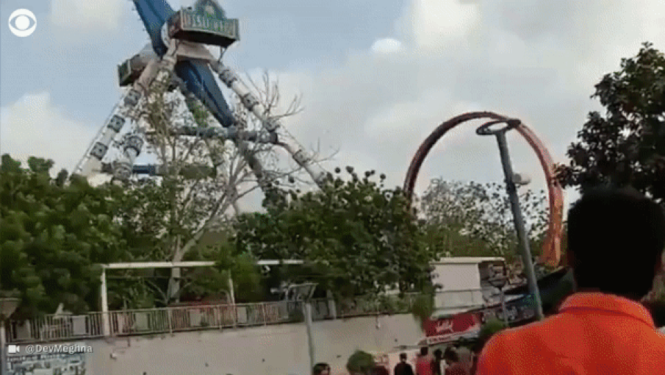 Đu quay gãy đôi giữa không trung làm gần 30 người thương vong - 1 Đu quay gãy đôi giữa không trung làm gần 30 người thương vong - 1
