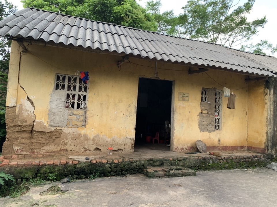Xót thương cậu bé 6 tuổi cùng ông bà sống nơm nớp trong căn nhà dột nát - 10 Xót thương cậu bé 6 tuổi cùng ông bà sống nơm nớp trong căn nhà dột nát - 10
