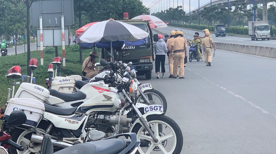 Ngày đầu tổng kiểm tra phương tiện: Lập biên bản hơn 700 trường hợp - 1 Ngày đầu tổng kiểm tra phương tiện: Lập biên bản hơn 700 trường hợp - 1