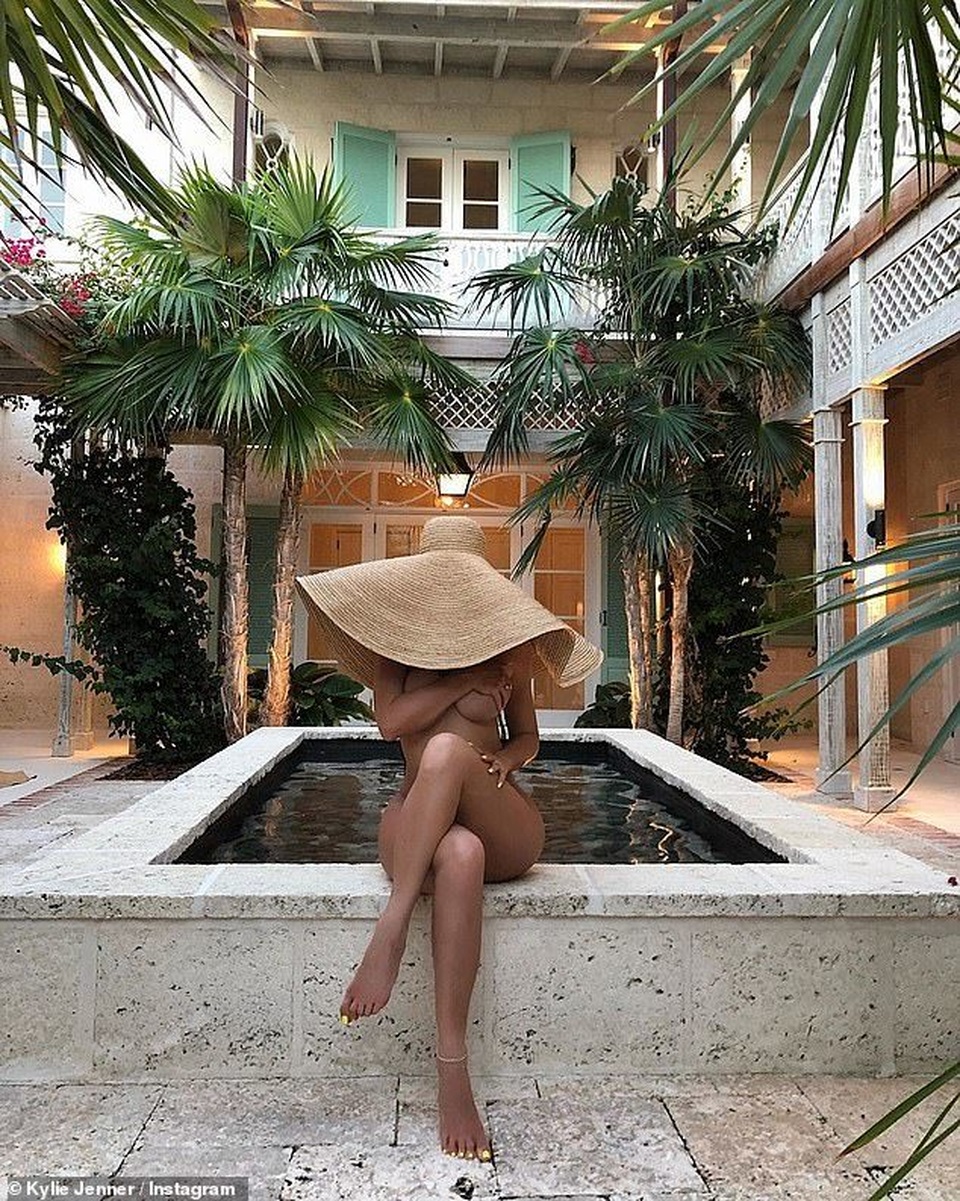 Kylie Jenner nổi bật với bikini màu xanh - 6 Kylie Jenner nổi bật với bikini màu xanh - 6