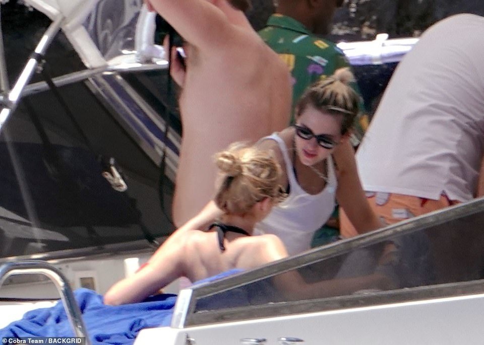 Kristen Stewart và bạn gái Stella Maxwell đi nghỉ hè tại Ý - 9
