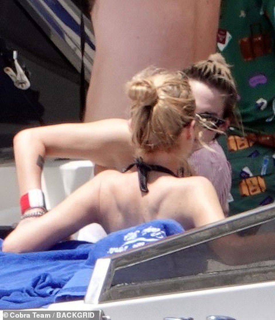 Kristen Stewart và bạn gái Stella Maxwell đi nghỉ hè tại Ý - 2