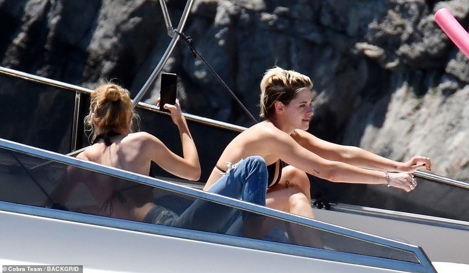 Kristen Stewart và bạn gái Stella Maxwell đi nghỉ hè tại Ý - 4