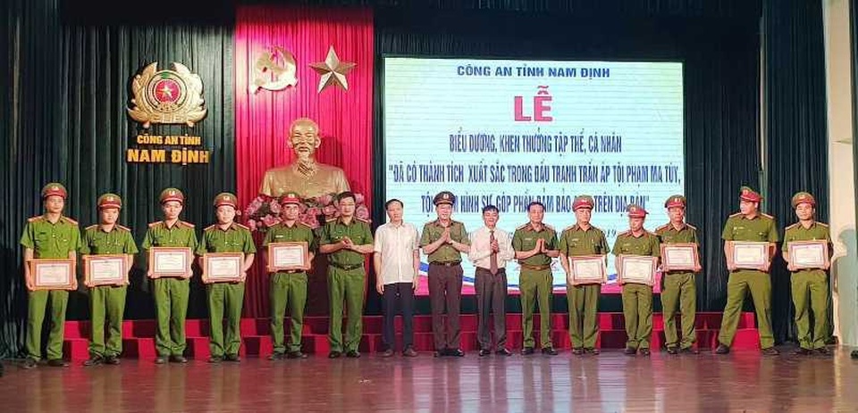 Nữ giáo viên về hưu mang 15 bánh heroin đi bán kiếm lời - 3 Nữ giáo viên về hưu mang 15 bánh heroin đi bán kiếm lời - 3