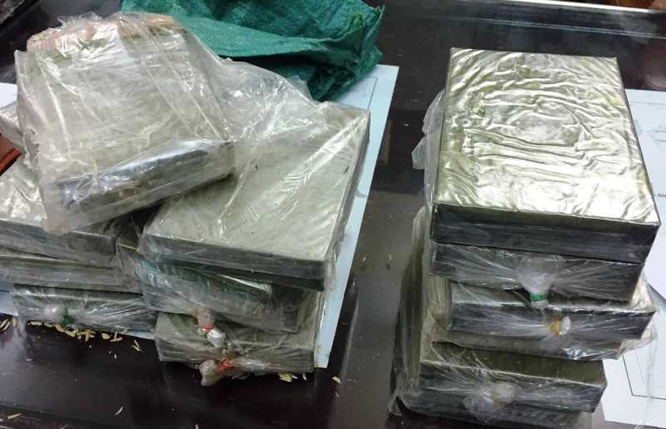 Nữ giáo viên về hưu mang 15 bánh heroin đi bán kiếm lời - 2 Nữ giáo viên về hưu mang 15 bánh heroin đi bán kiếm lời - 2