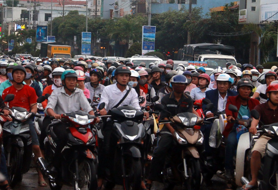 Mỗi ngày có thêm 8.236 xe máy lăn bánh ra đường - 2 Mỗi ngày có thêm 8.236 xe máy lăn bánh ra đường - 2