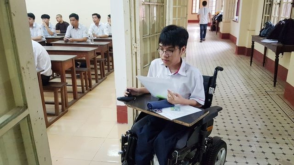 Thí sinh khuyết tật đi thi trên xe lăn đạt điểm tuyệt đối môn tiếng Anh - 1 Thí sinh khuyết tật đi thi trên xe lăn đạt điểm tuyệt đối môn tiếng Anh - 1