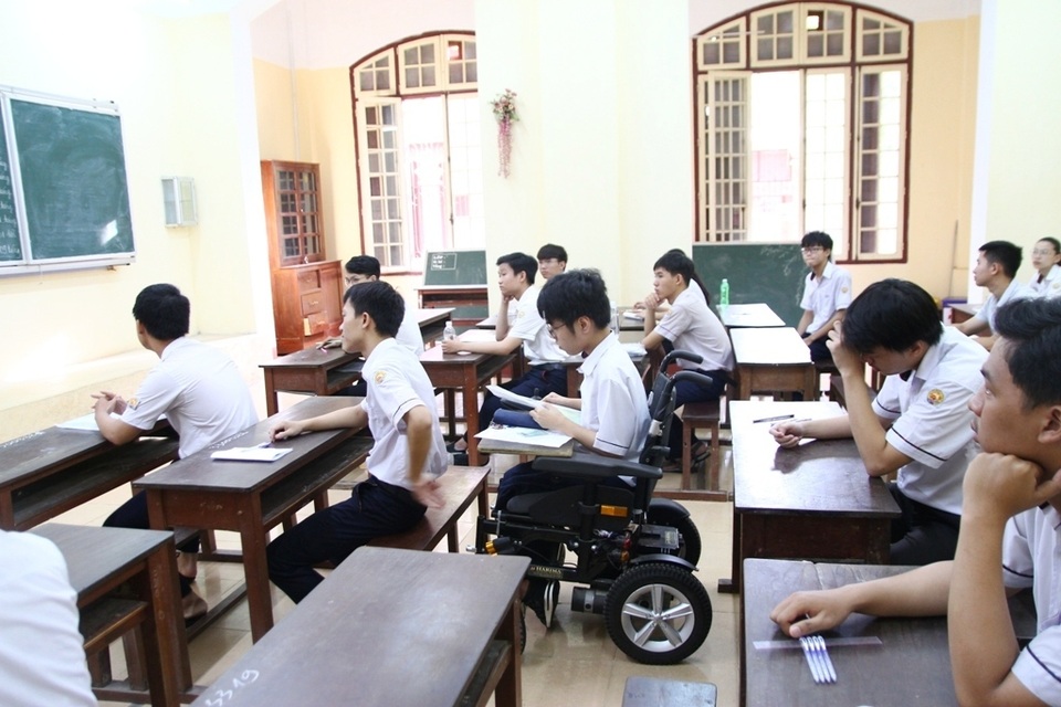 Thí sinh khuyết tật đi thi trên xe lăn đạt điểm tuyệt đối môn tiếng Anh - 3 Thí sinh khuyết tật đi thi trên xe lăn đạt điểm tuyệt đối môn tiếng Anh - 3