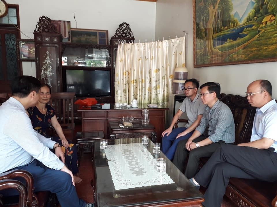 Trường ĐH Thủy Lợi về quê trao bằng Thạc sĩ cho học viên đã mất - 1 Trường ĐH Thủy Lợi về quê trao bằng Thạc sĩ cho học viên đã mất - 1