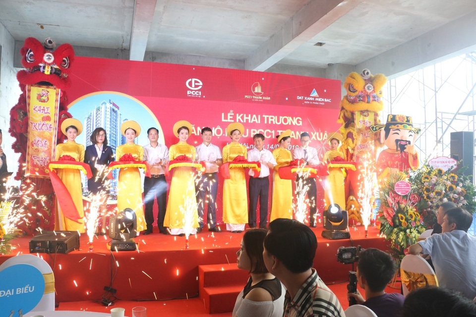 Hàng trăm khách hàng “chen chân” tham quan căn hộ mẫu PCC1 Thanh Xuân - 1 Hàng trăm khách hàng “chen chân” tham quan căn hộ mẫu PCC1 Thanh Xuân - 1