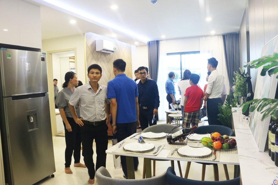 Hàng trăm khách hàng “chen chân” tham quan căn hộ mẫu PCC1 Thanh Xuân - 2 Hàng trăm khách hàng “chen chân” tham quan căn hộ mẫu PCC1 Thanh Xuân - 2
