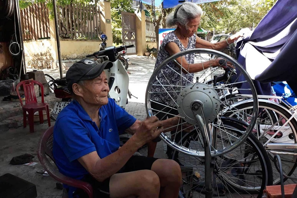 Tình yêu của vợ chồng U90 trong quán sửa xe ở Quảng Trị - 1