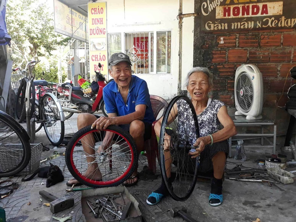 Tình yêu của vợ chồng U90 trong quán sửa xe ở Quảng Trị - 2