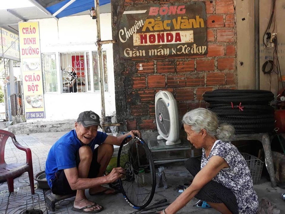 Tình yêu của vợ chồng U90 trong quán sửa xe ở Quảng Trị - 3