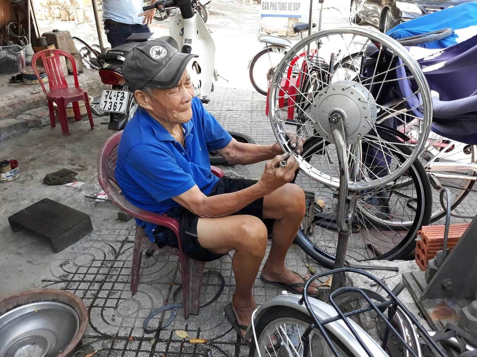 Tình yêu của vợ chồng U90 trong quán sửa xe ở Quảng Trị - 4