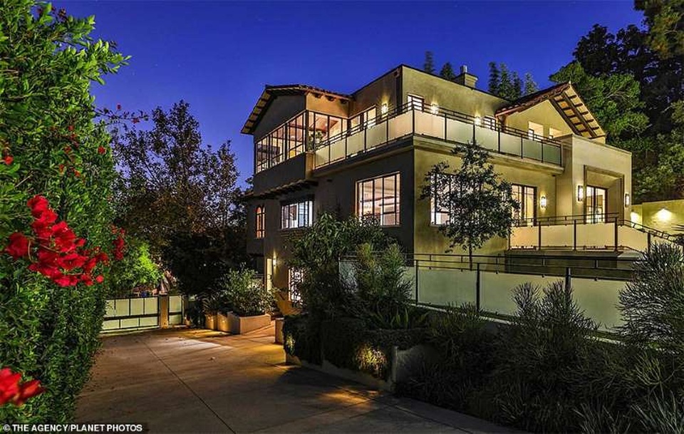 Bên trong căn nhà tại kinh đô điện ảnh Hollywood của nữ ca sĩ giàu nhất thế giới Rihanna - 1 Bên trong căn nhà tại kinh đô điện ảnh Hollywood của nữ ca sĩ giàu nhất thế giới Rihanna - 1