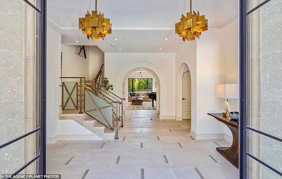 Bên trong căn nhà tại kinh đô điện ảnh Hollywood của nữ ca sĩ giàu nhất thế giới Rihanna - 3 Bên trong căn nhà tại kinh đô điện ảnh Hollywood của nữ ca sĩ giàu nhất thế giới Rihanna - 3