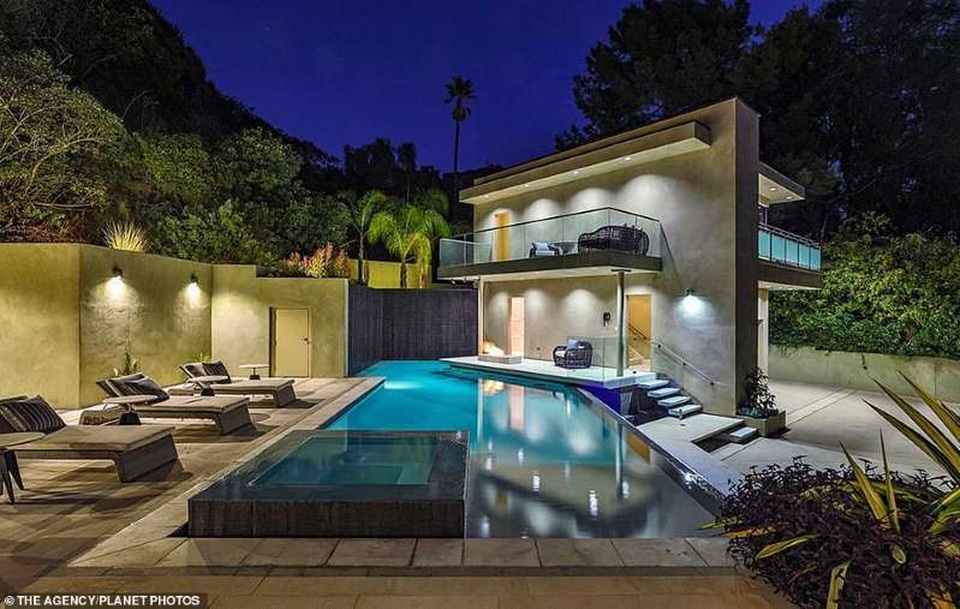 Bên trong căn nhà tại kinh đô điện ảnh Hollywood của nữ ca sĩ giàu nhất thế giới Rihanna - 6 Bên trong căn nhà tại kinh đô điện ảnh Hollywood của nữ ca sĩ giàu nhất thế giới Rihanna - 6
