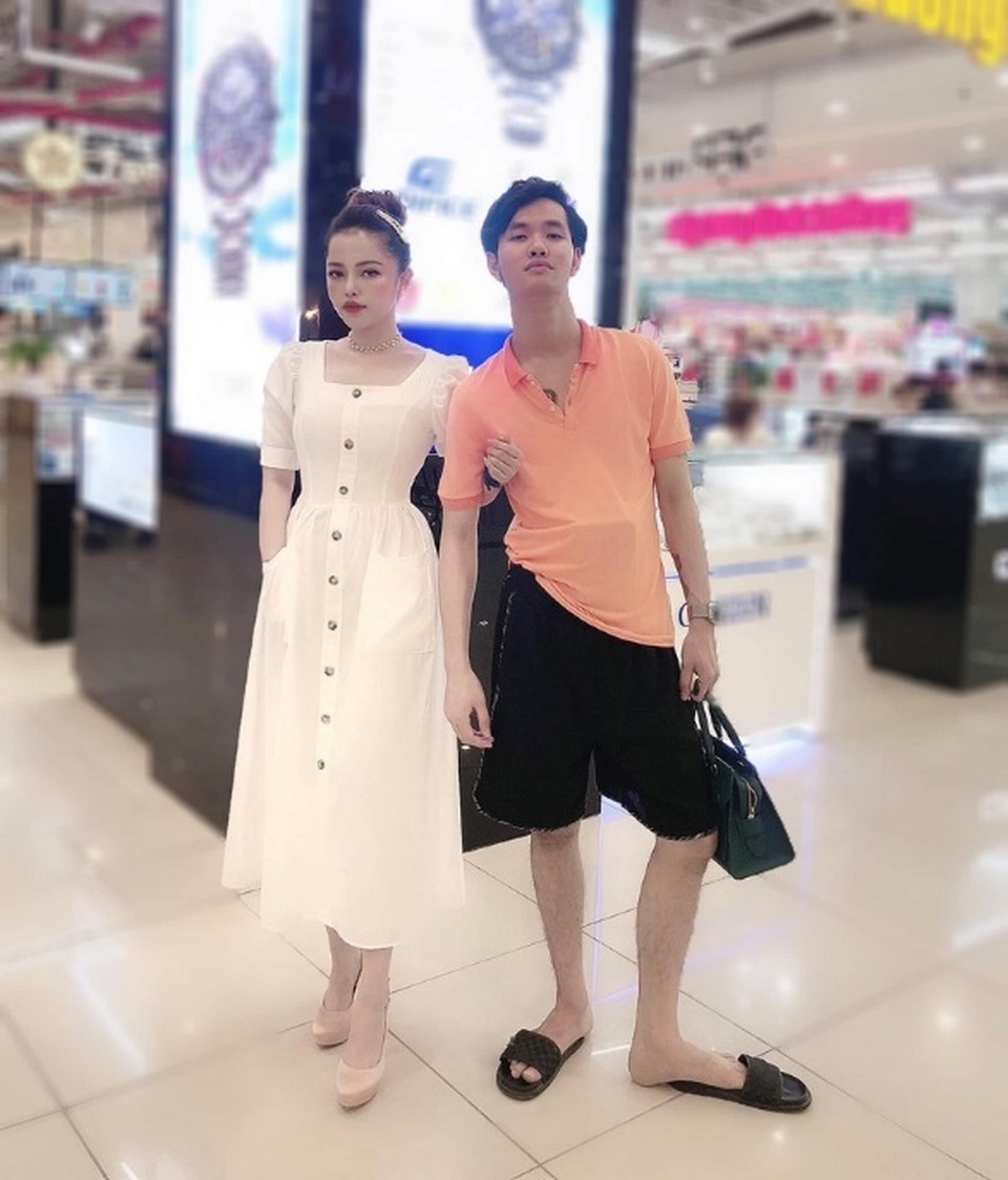 Nhân vật trong bức ảnh chồng xấu vợ đẹp: “Khi vợ bạn mặc đẹp, thì bạn mặc gì cũng sang” - 1 Nhân vật trong bức ảnh chồng xấu vợ đẹp: “Khi vợ bạn mặc đẹp, thì bạn mặc gì cũng sang” - 1