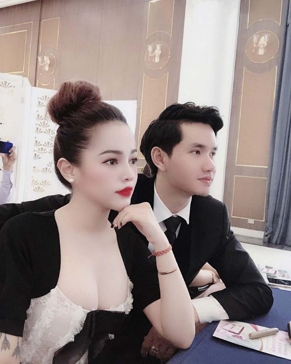 Nhân vật trong bức ảnh chồng xấu vợ đẹp: “Khi vợ bạn mặc đẹp, thì bạn mặc gì cũng sang” - 6 Nhân vật trong bức ảnh chồng xấu vợ đẹp: “Khi vợ bạn mặc đẹp, thì bạn mặc gì cũng sang” - 6