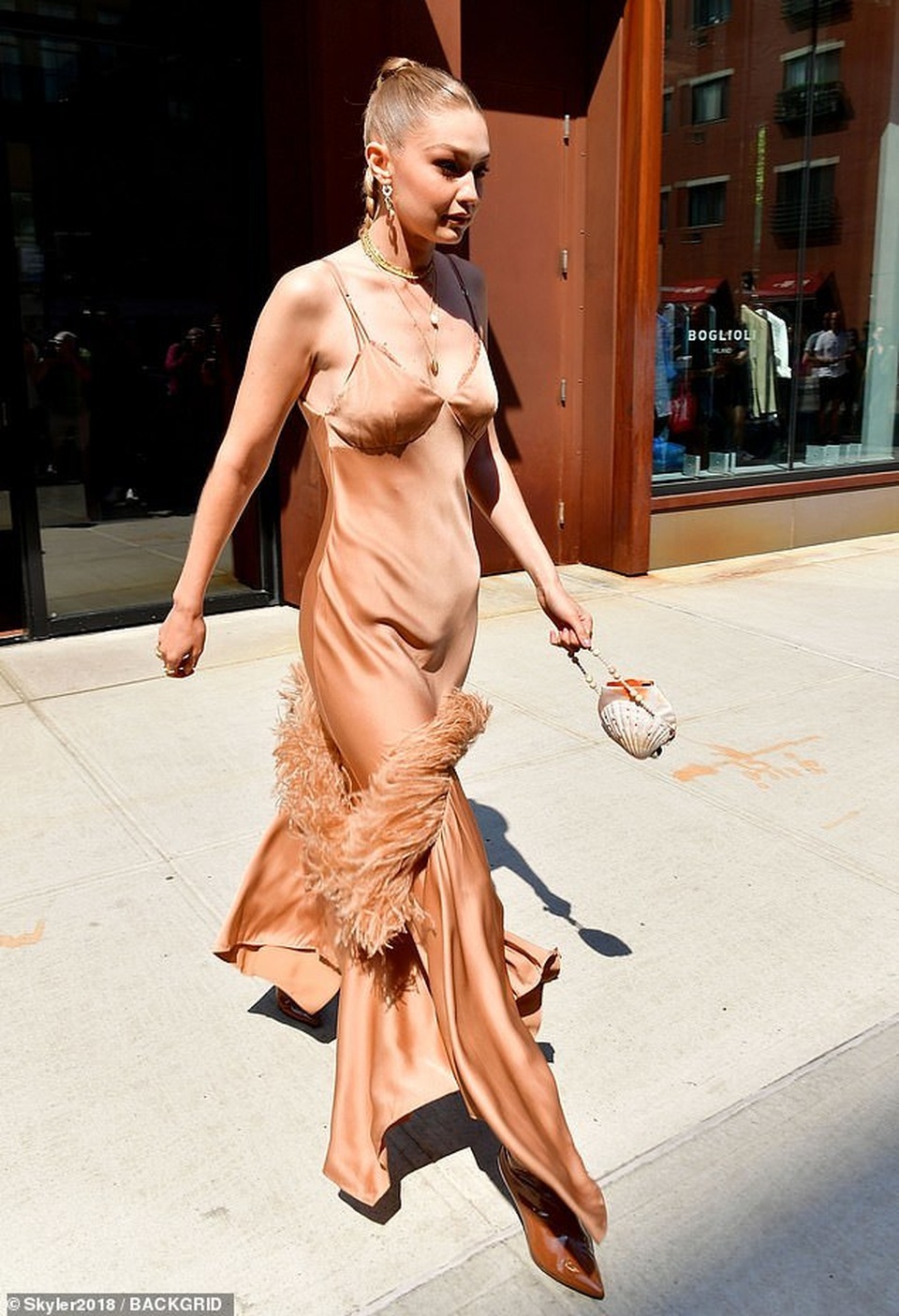 Gigi Hadid diện váy lụa gợi cảm ra phố - 3