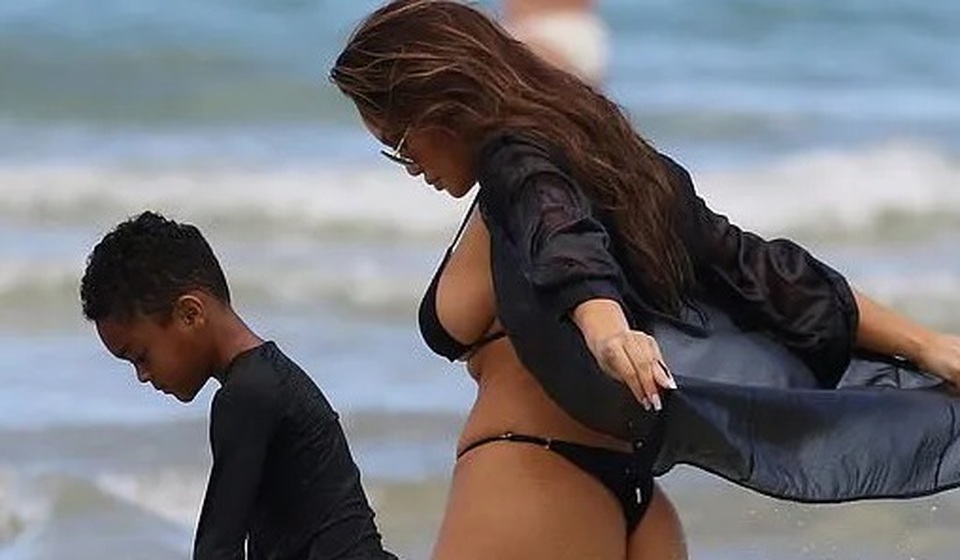 Daphne Joy khoe ngực ngoại cỡ - 6