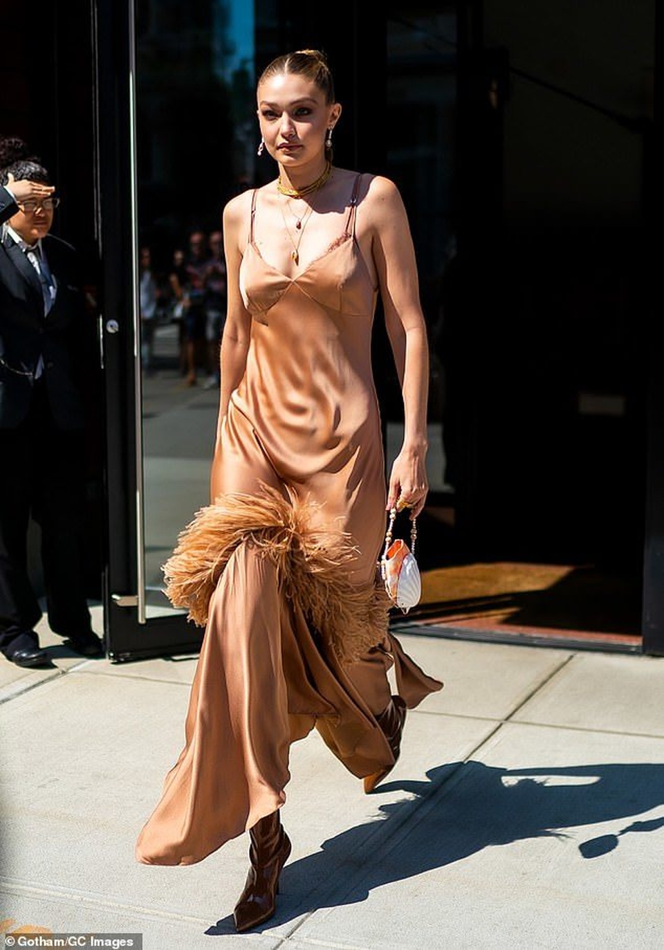 Gigi Hadid diện váy lụa gợi cảm ra phố - 1