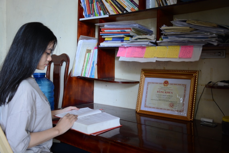 Nỗi lo của nữ sinh mồ côi mẹ đạt điểm 10 môn Lịch sử - 8 Nỗi lo của nữ sinh mồ côi mẹ đạt điểm 10 môn Lịch sử - 8