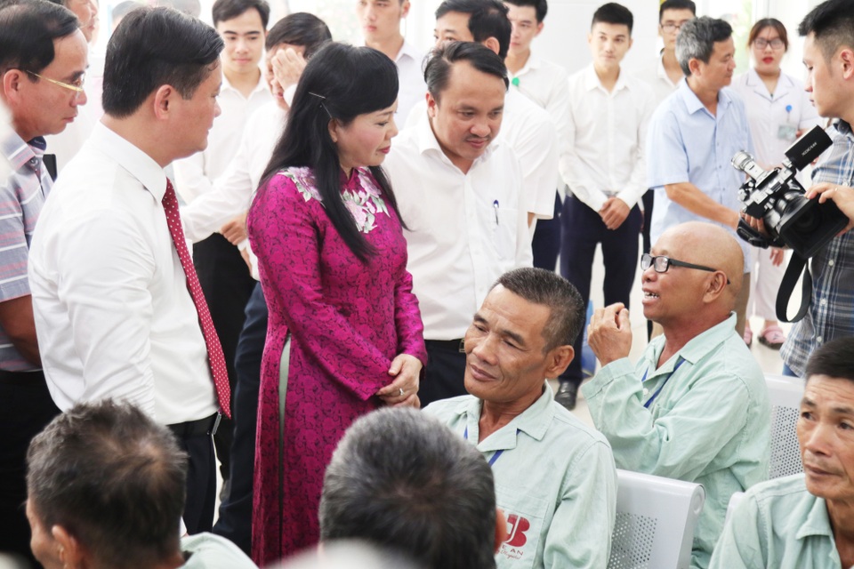 Hệ thống xạ trị hiện đại bậc nhất được đưa vào sử dụng ở Bệnh viện Ung bướu Nghệ An - 2 Hệ thống xạ trị hiện đại bậc nhất được đưa vào sử dụng ở Bệnh viện Ung bướu Nghệ An - 2