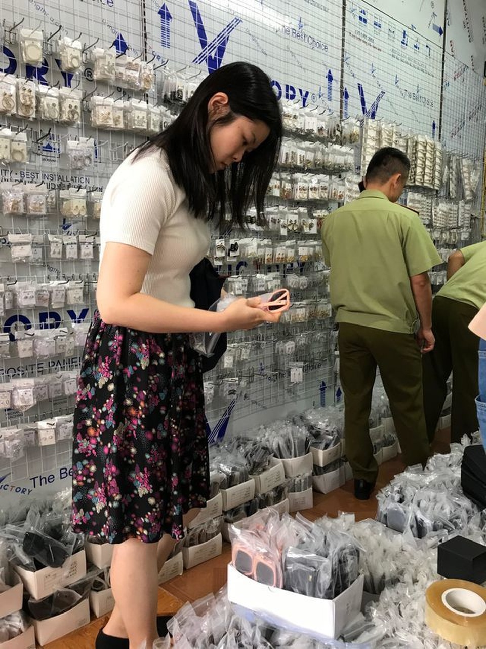 Đột kích Sài Gòn Square, thu giữ đồng hồ, túi xách giả thương hiệu trị giá hàng trăm triệu đồng - 3 Đột kích Sài Gòn Square, thu giữ đồng hồ, túi xách giả thương hiệu trị giá hàng trăm triệu đồng - 3