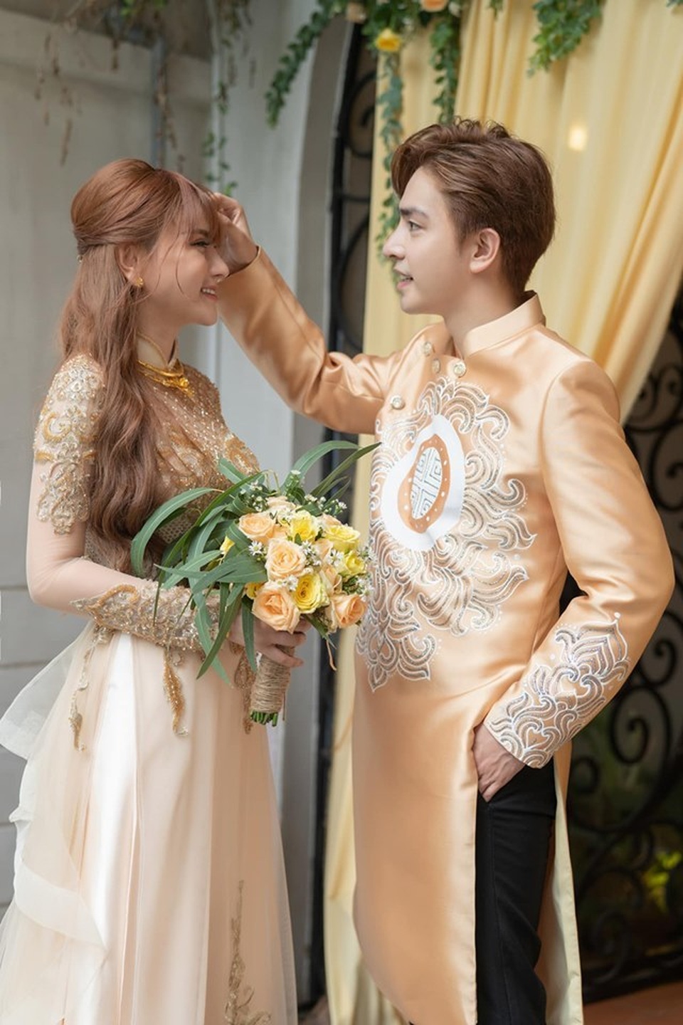 Biểu cảm đáng yêu của con trai Thu Thủy trong hôn lễ của mẹ - 11 Biểu cảm đáng yêu của con trai Thu Thủy trong hôn lễ của mẹ - 11