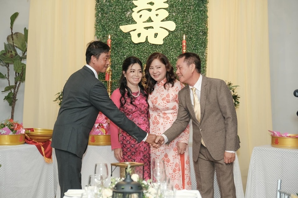 Biểu cảm đáng yêu của con trai Thu Thủy trong hôn lễ của mẹ - 4 Biểu cảm đáng yêu của con trai Thu Thủy trong hôn lễ của mẹ - 4